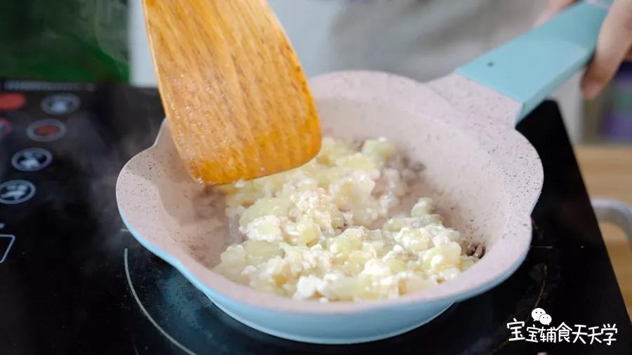第7步：倒入土豆豆腐泥翻炒均匀即可