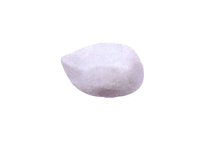 步骤2：把圆球搓成椭圆，一端捏尖，作为鹅身。