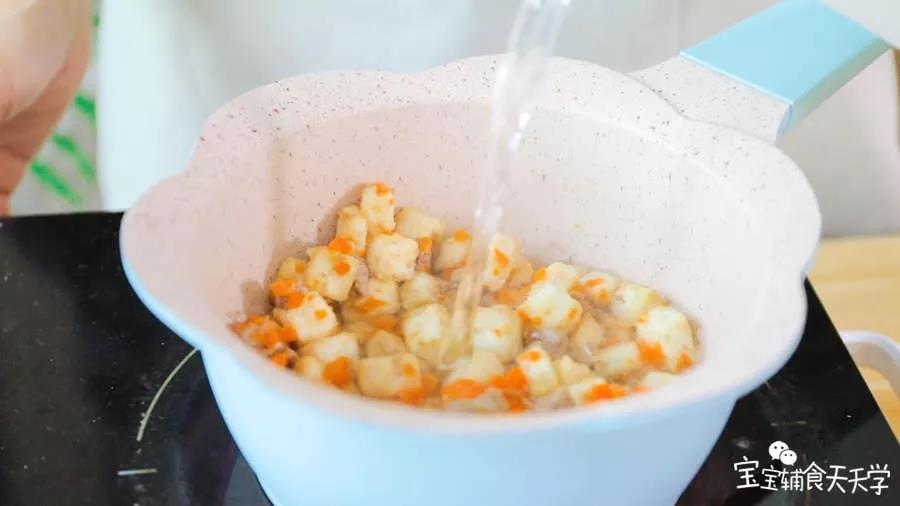 第10步：倒入清水烧开至茄子软烂，面汤粘稠即可