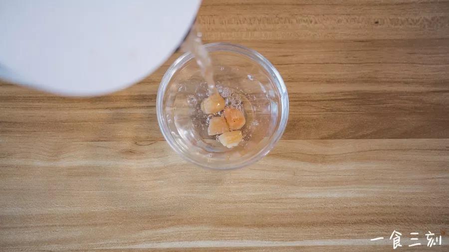 干贝浸泡，撕成丝备用