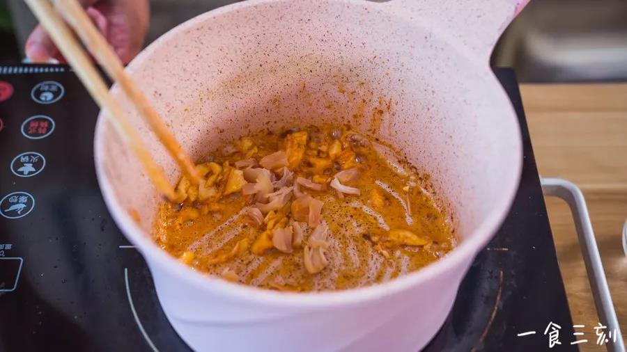 放入干贝丝翻炒