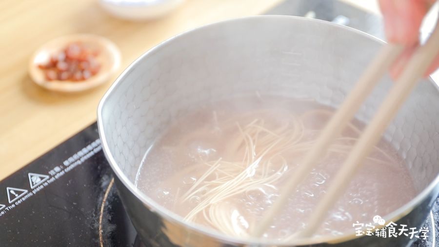 烧开后加入宝宝面条煮熟