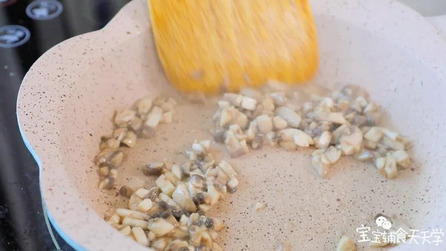 倒油入锅，小火加热，放入口蘑炒香至出水