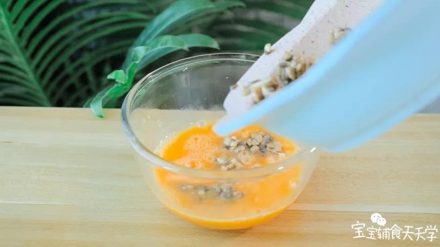 把炒好的口蘑倒入蛋液混合