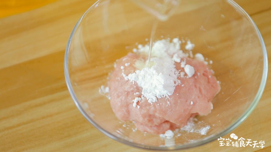 倒出肉馅，加入一点玉米淀粉和食用油