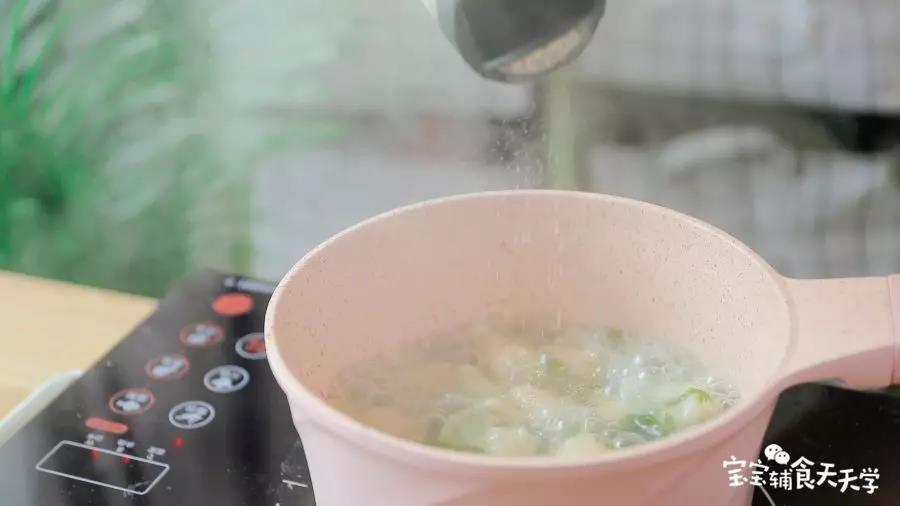 最后撒入虾皮粉 煮2分钟即可