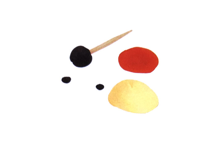 步骤5：搓出黑色鼻子和眼珠，捏出黄色嘴部和橙色扁圆，在鼻子上插根牙签。