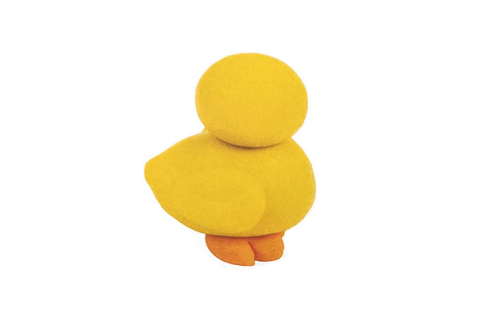 步骤5：把鸭身、头部和脚掌固定在一起，并把翅膀粘在鸭身上。