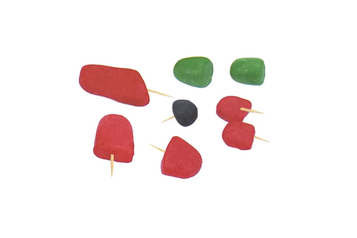 步骤2：用红泥、绿泥和黑泥捏出机翼、尾翼和雷达。