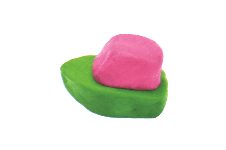 步骤2：用绿泥和粉泥捏塑出船身和船舱。