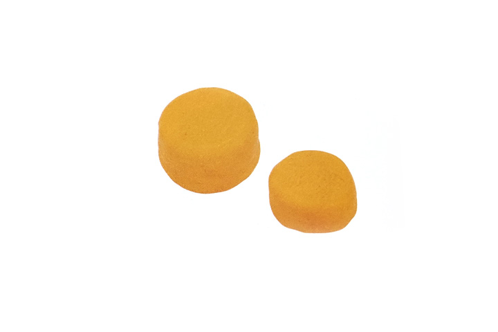 步骤2：把圆柱切成四段，留中间两块，作为蛋糕坯。