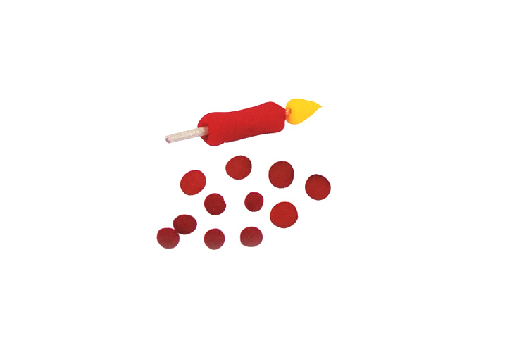 步骤7：用红泥和黄泥搓出蜡烛，插上牙签。搓出若干个橙色和红色圆球。