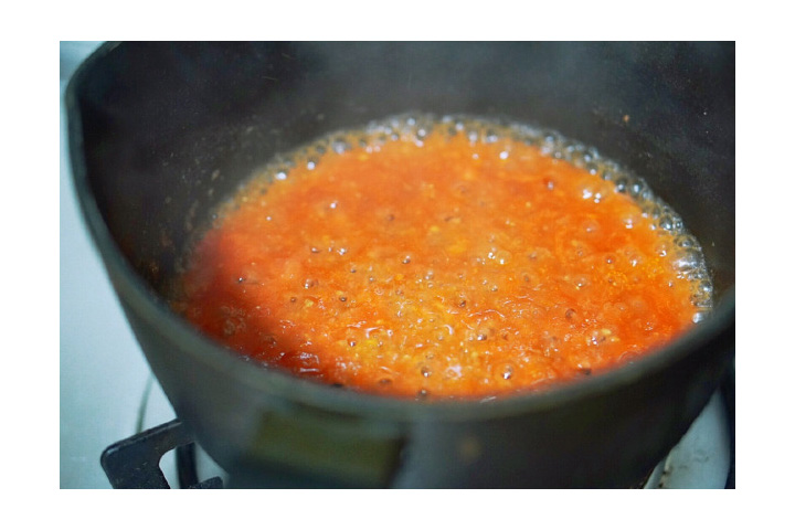 将番茄汁倒入锅中，大火煮开。