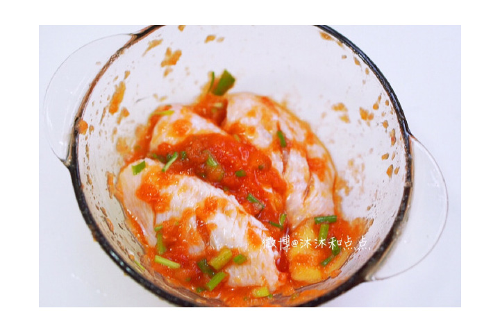 用手抓匀，包上保鲜膜，放冰箱冷藏腌制1个小时左右。