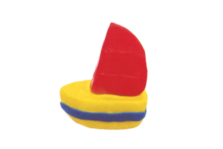 步骤3：把船帆固定在船身上。将蓝色长条压扁，粘在船身上。