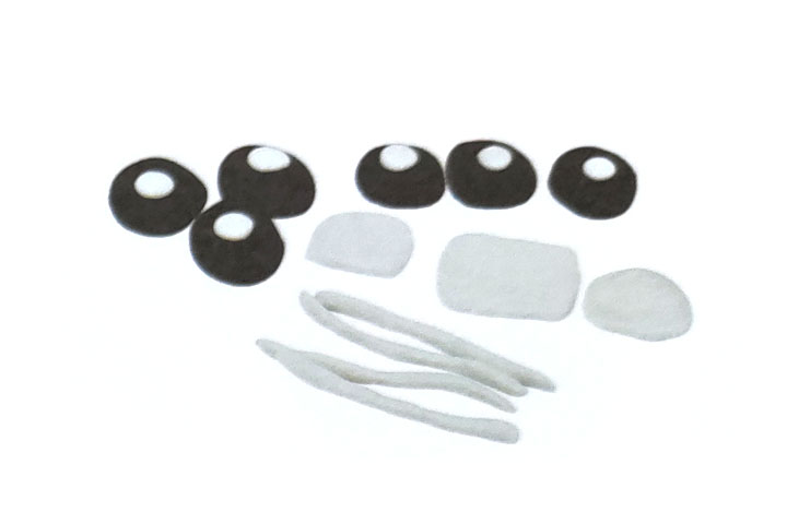 步骤2：用白泥、黑泥捏出车轮、车窗和长条装饰。