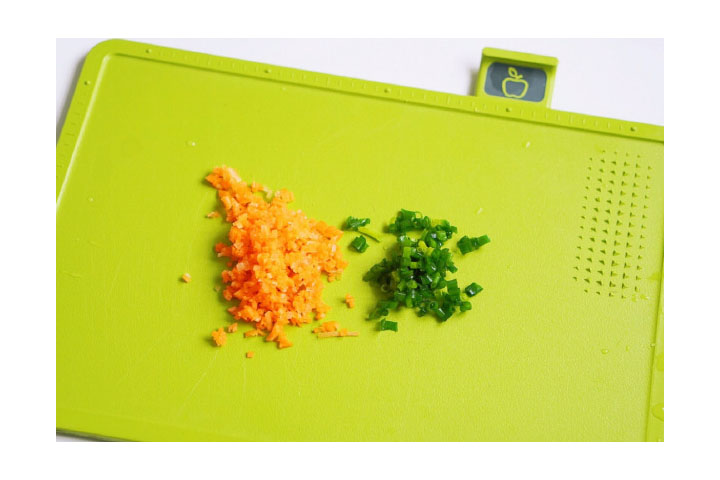 胡萝卜去皮切碎，小葱切碎。