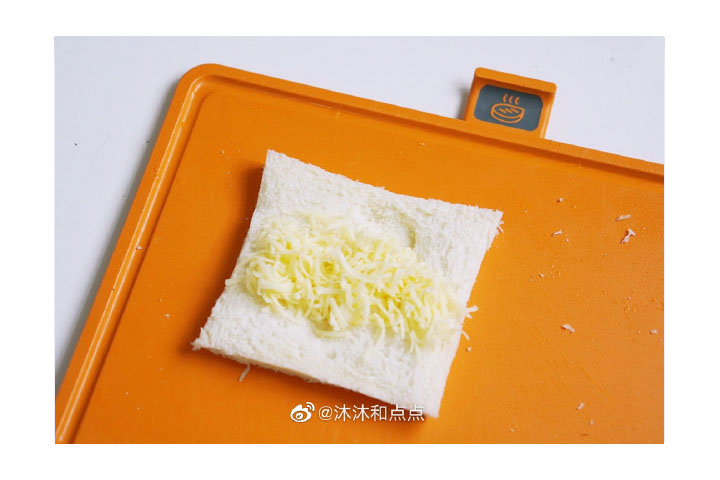 中间放上奶酪碎。