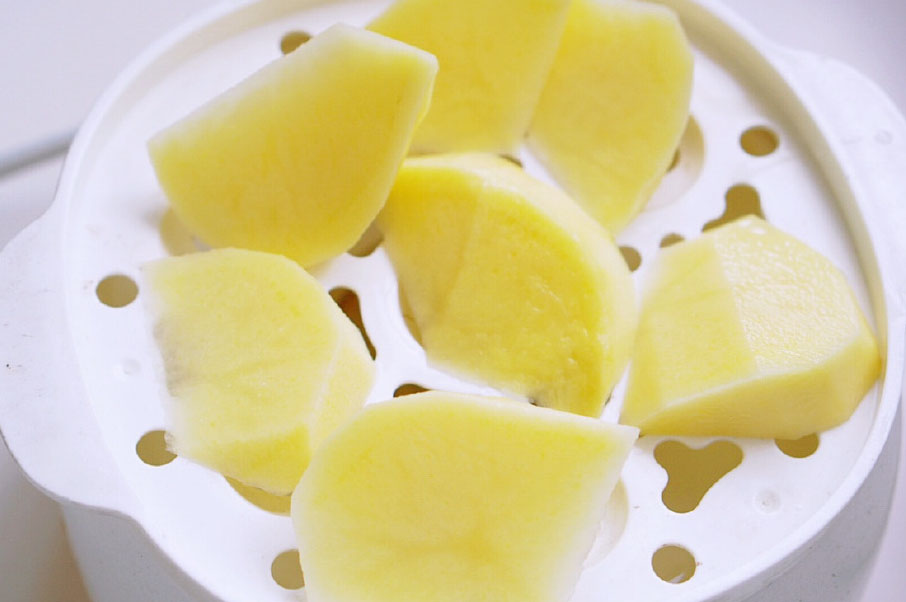 第1步：食材准备：土豆1个、奶酪20g、豌豆少许、胡萝卜1小段、 蛋黄1个、黑芝麻少许