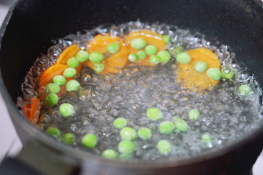 第2步：土豆削皮切块，上锅蒸15分钟。