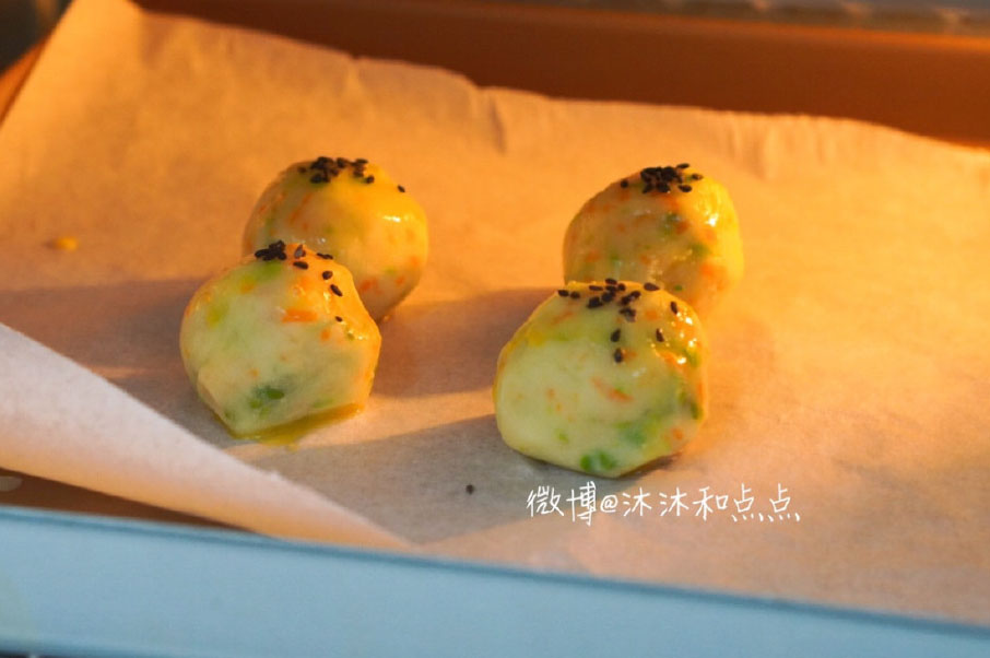 第12步：土豆球顶部刷上一层蛋黄液，撒上少许黑芝麻装饰。