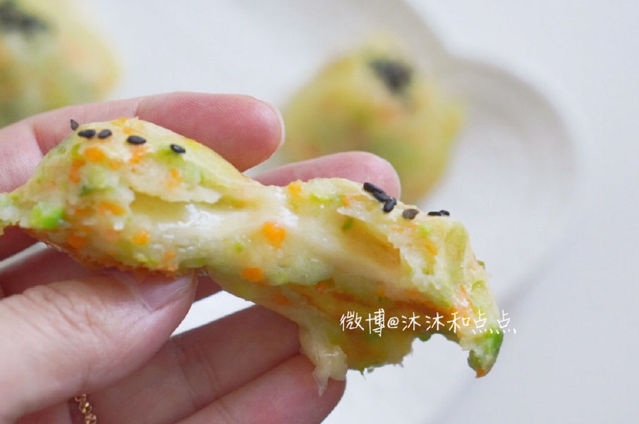 第13步：烤箱提前预热， 180°上下火烤10分钟左右。