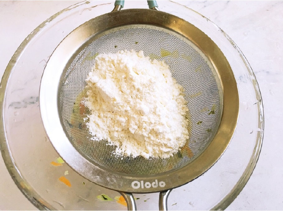 筛入低筋面粉。