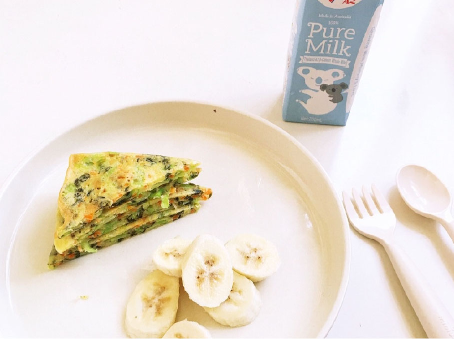 可以倒赔牛奶和粥，再切点水果，快手又营养的早餐就好啦。