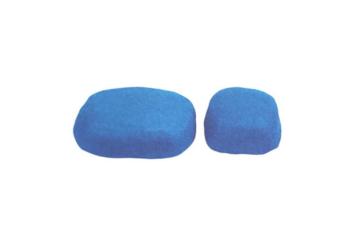 步骤1：用蓝泥捏出大小不同的两个长方体。