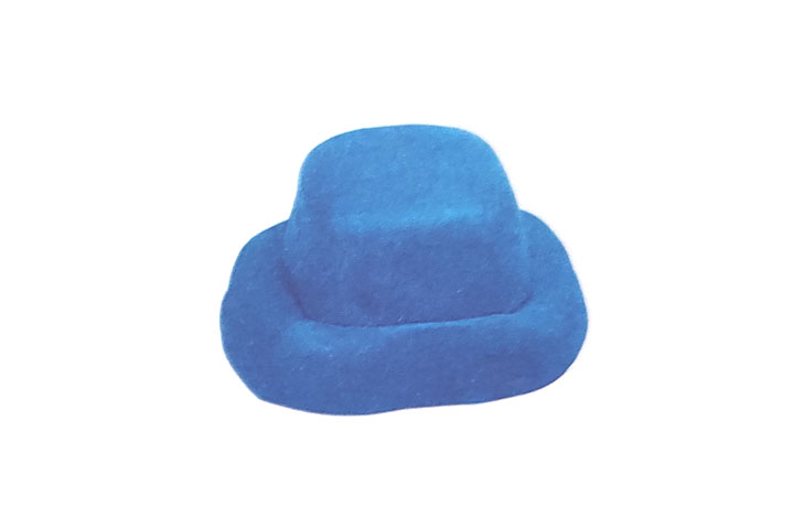 步骤2：把两个长方体叠粘在一起，作为车身