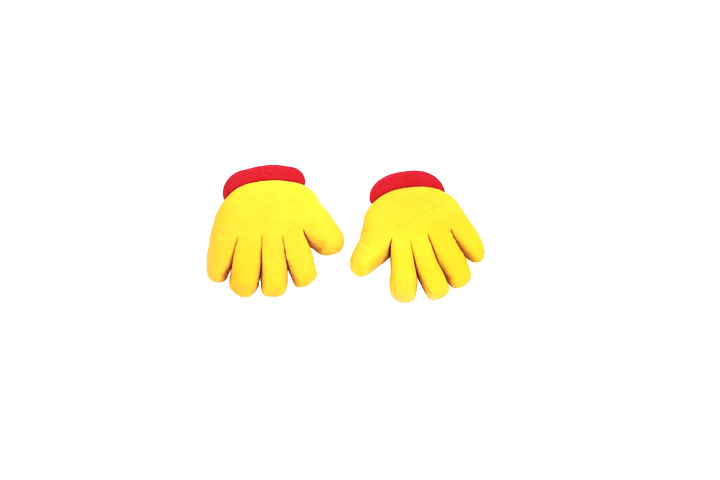 步骤3：把扁圆上的五个手指捏塑成手指，将红色圆柱粘在手套底部。