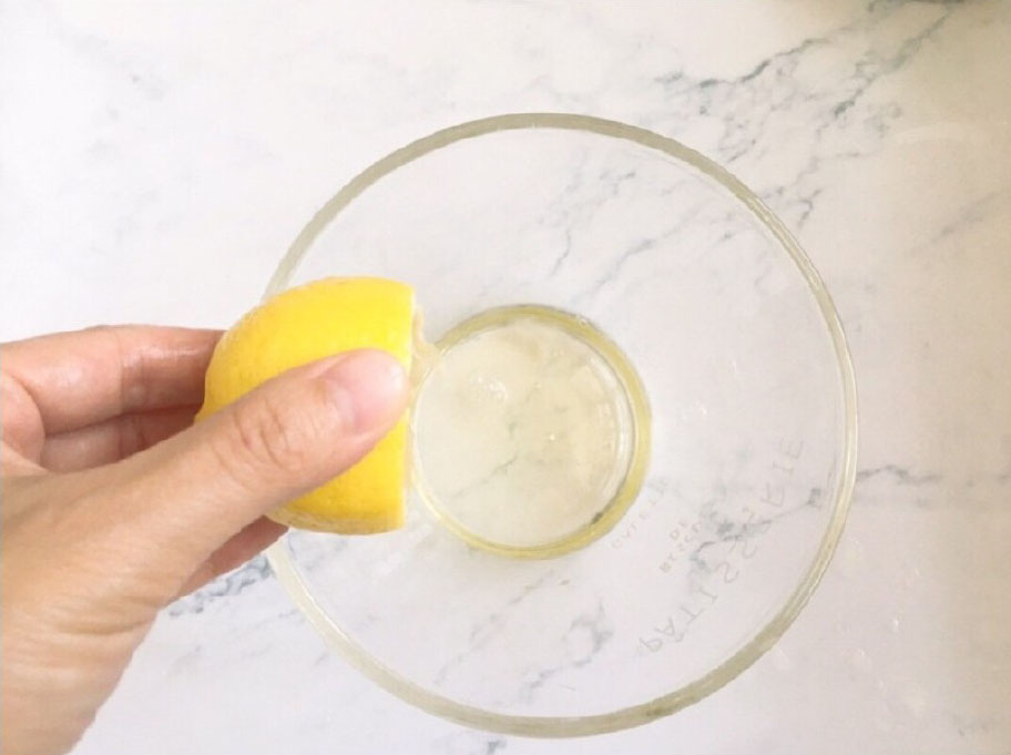 蛋清放入无水无油的容器里，可以放冰箱冷冻一会，打发效果更好。蛋清里挤入两滴柠檬汁去腥。