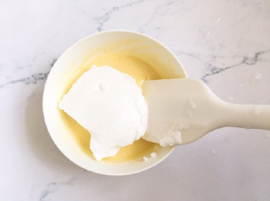 加入三分之一的蛋白霜，像炒菜一样翻拌均匀，不要用搅拌的方式，会消泡。