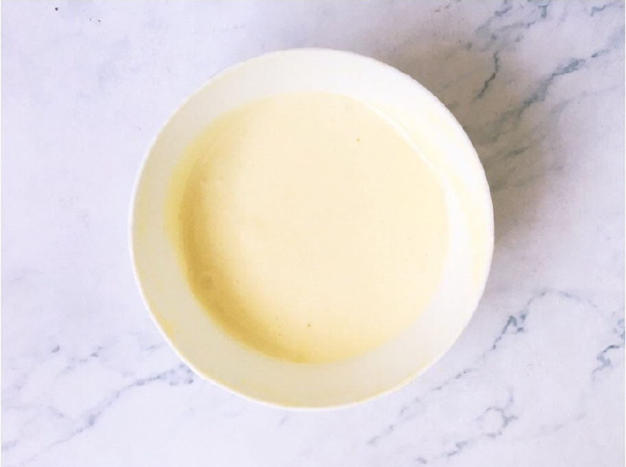 翻拌成细腻的糊状。