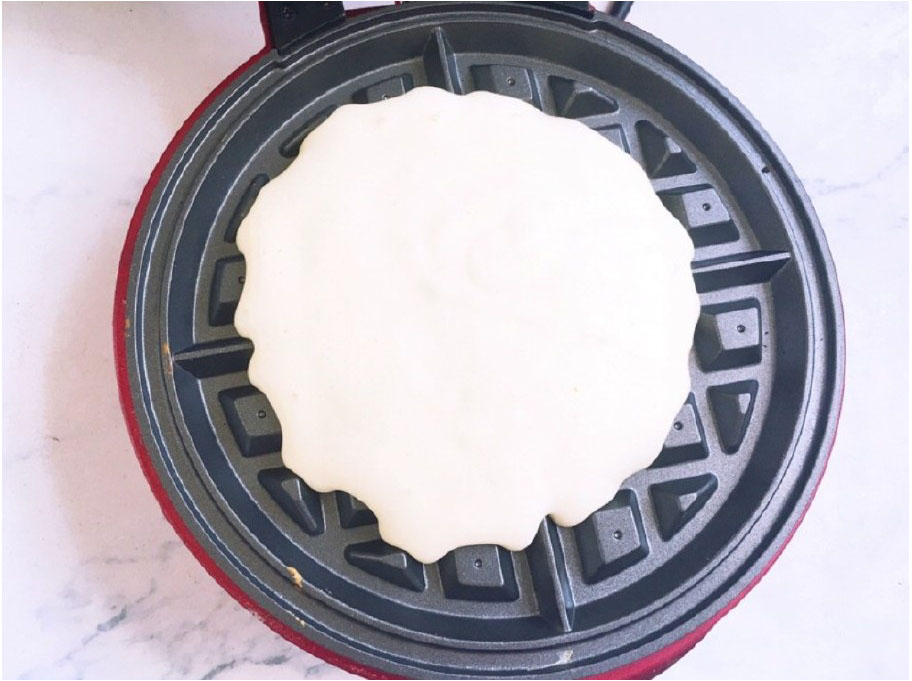 将面糊倒到锅的中间位置，盖上盖子，焖烤4分钟左右。