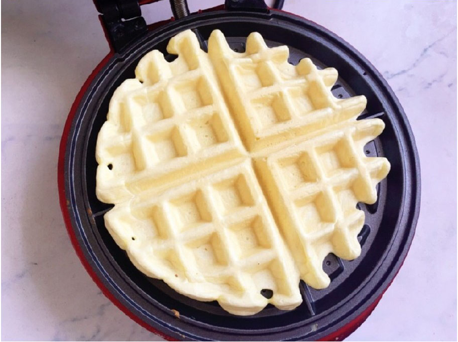 四分钟后，不要急着开盖，去掉插头继续焖5分钟，防止华夫饼回缩。