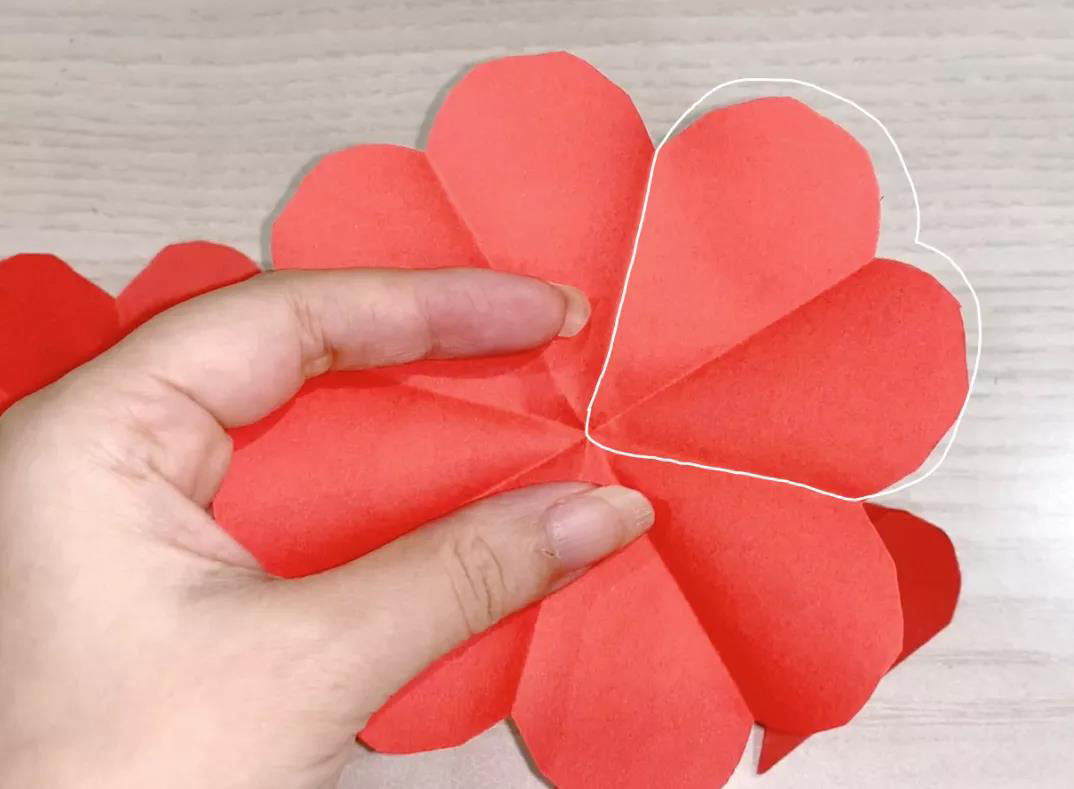 步骤5：第二朵花展开，剪去一整片花瓣（白线框住的部分）。