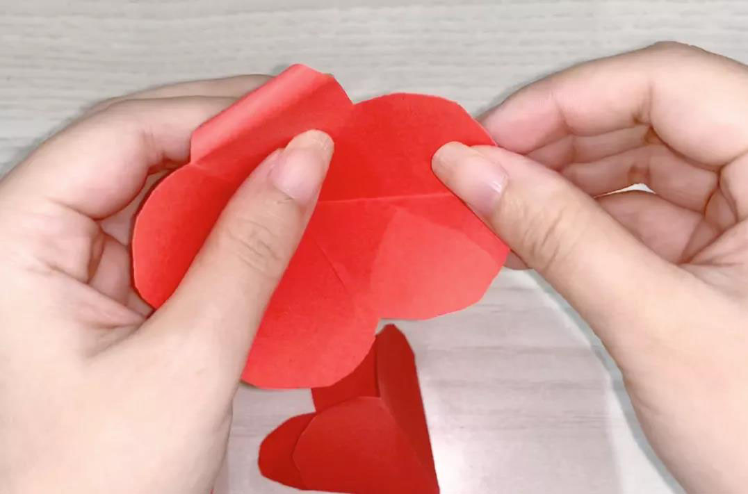 步骤8：所有花瓣都向外卷。