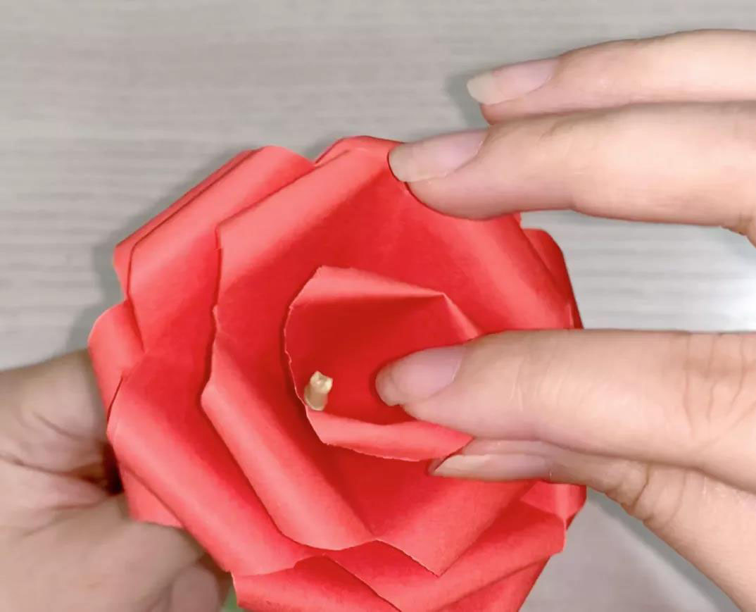 步骤11：都串好后，手动整理一下，并用双面胶固定好。