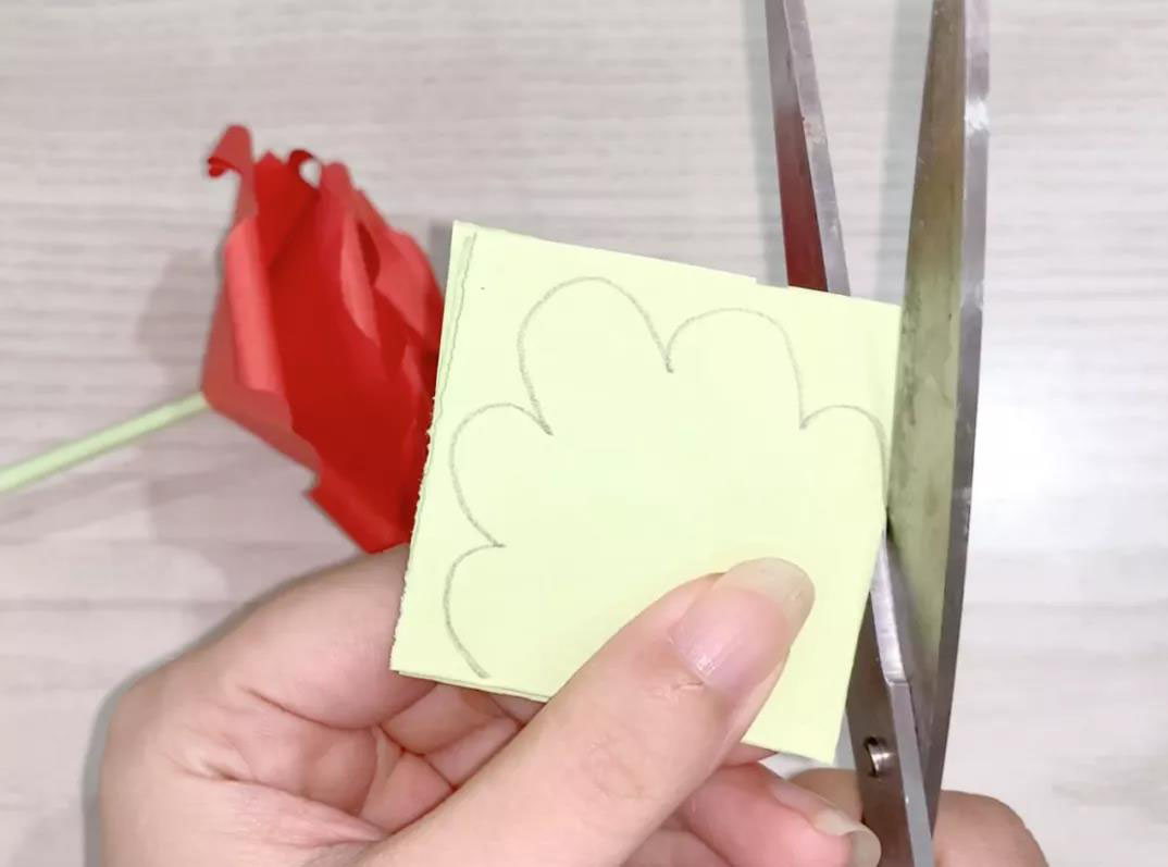 步骤12：多余的绿色废纸，剪出叶子的样子。