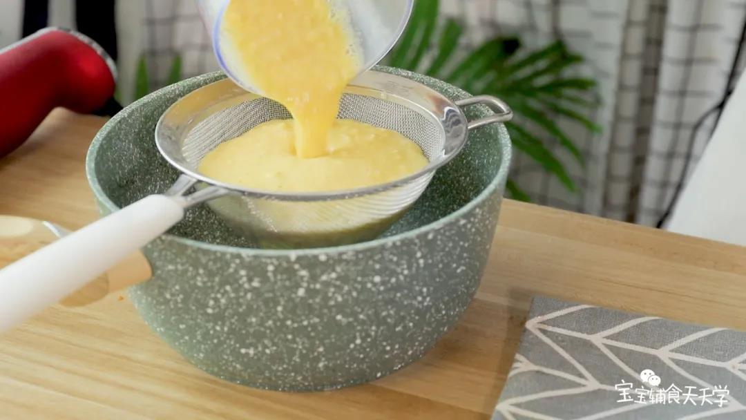 把打好的玉米汁过滤一下