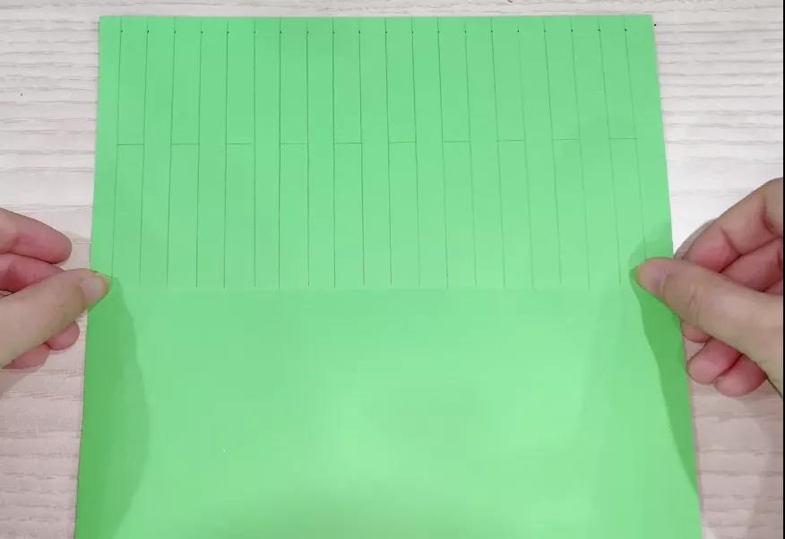 步骤1：正方形卡纸对半折后，等分成20份。