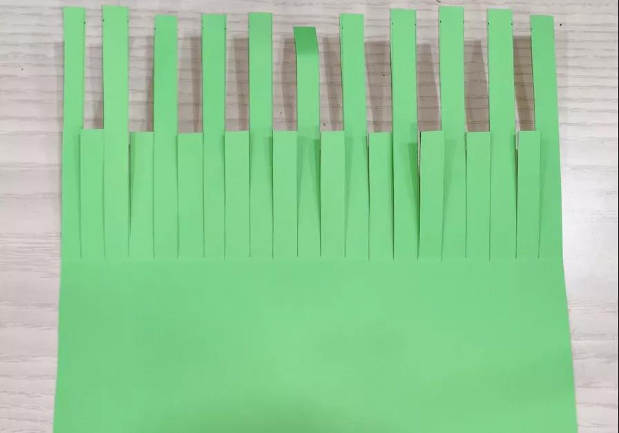 步骤2：按等分线剪开到中心线为止，每个一个中间剪断。