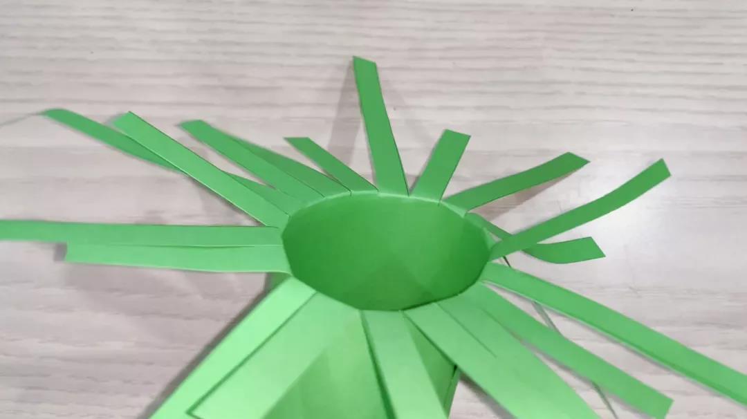 步骤4：条状向外折。