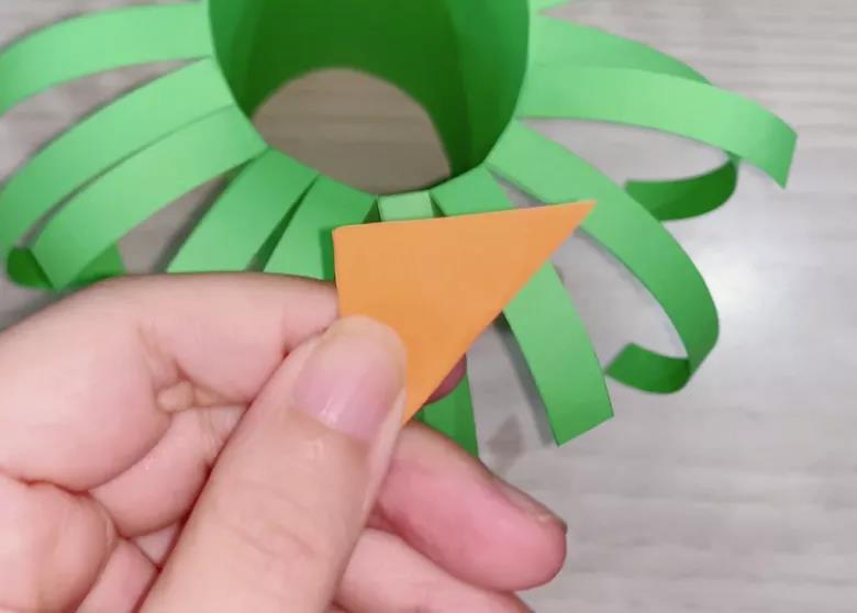 步骤6：小正方形卡纸连续对折3次。