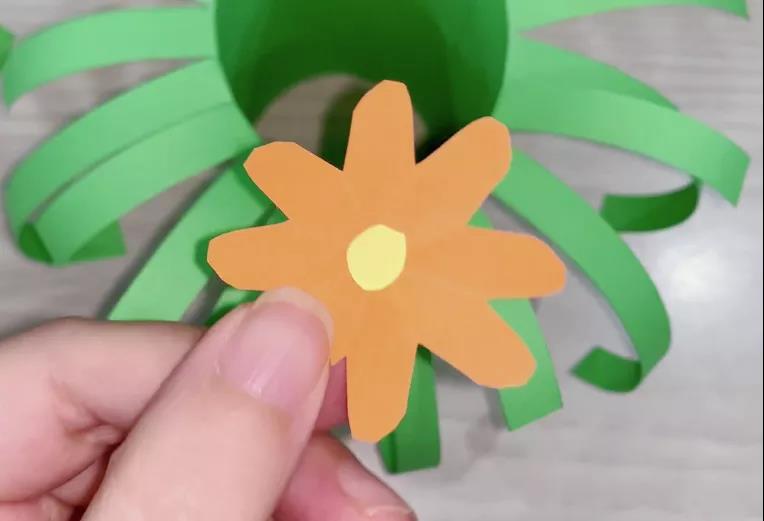 步骤8：展开后中心贴上不同颜色的小圆片。