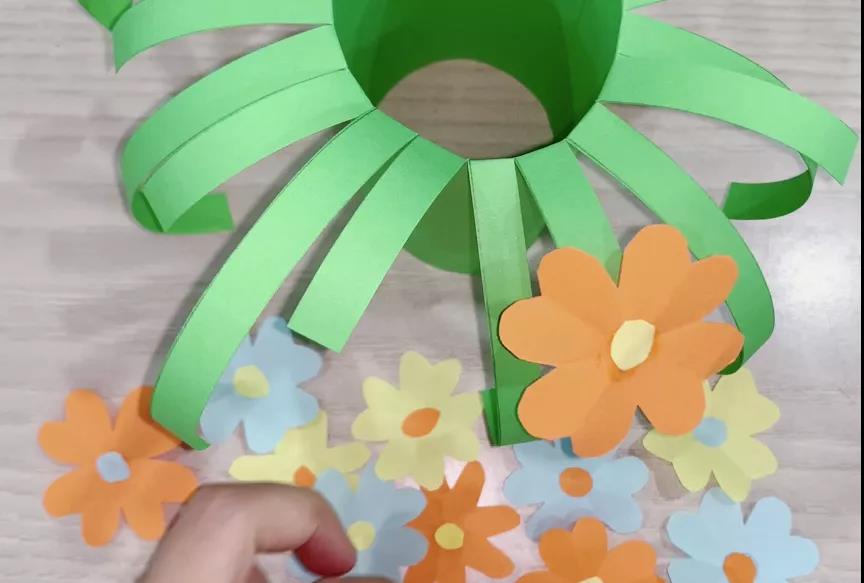 步骤9：多折一些不同花色的花朵。