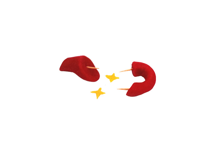 步骤3：捏出黄色装饰花，红色壶嘴和壶把手，并插上牙签。