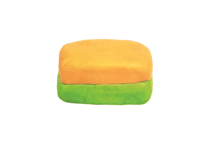 步骤1：用土黄色的泥和绿泥捏两个长方体，粘在一起作为车身。