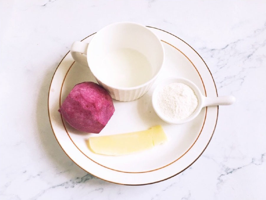 第1步：紫薯一个、奶酪一片15g、面粉15g、纯牛奶30g